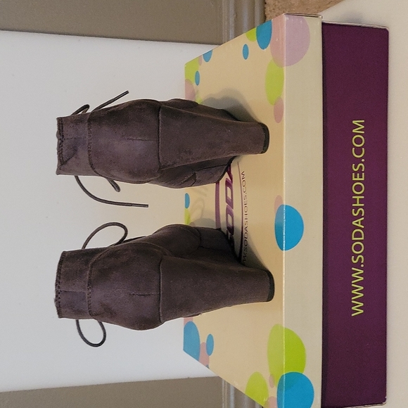 Shoes - Picture 4 of 6